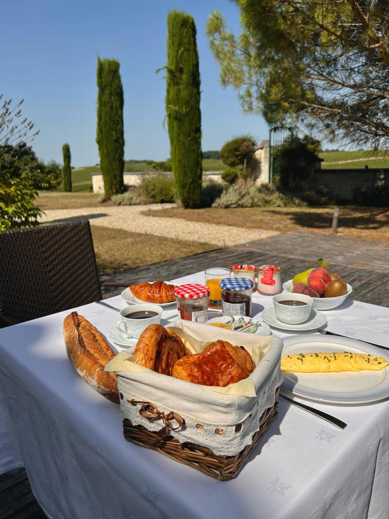 Отель Le Relais De Saint-Preuil, The Originals Relais Vignes Du Cognac Экстерьер фото